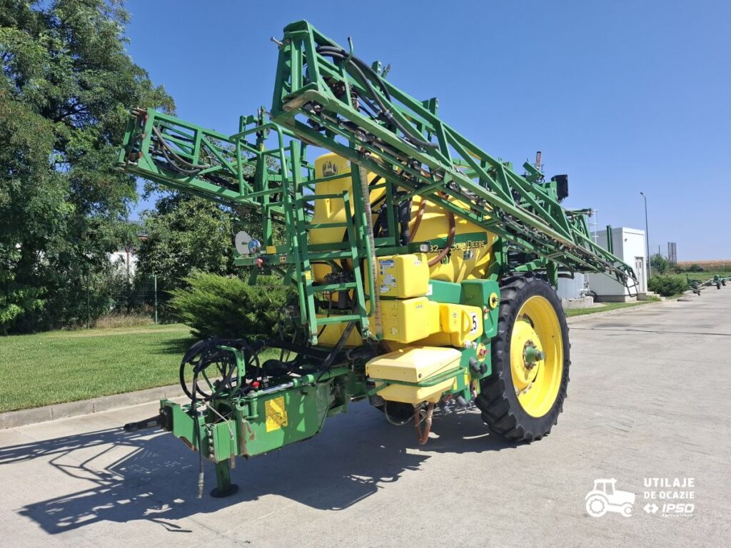 Sprayer tractat John Deere 832