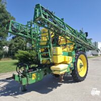 Sprayer tractat John Deere 832