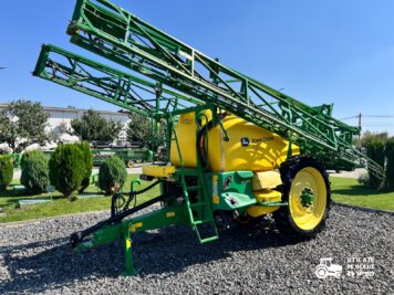 Sprayer tractat John Deere M740